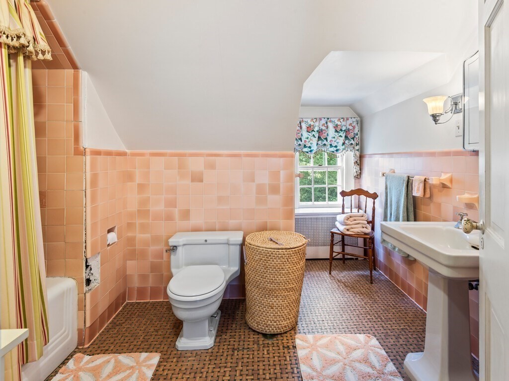 20 Manhattan Road Worcester, MA 01602 - Photo 27 of 41 a bathroom with a toilet a sink and a bathtub