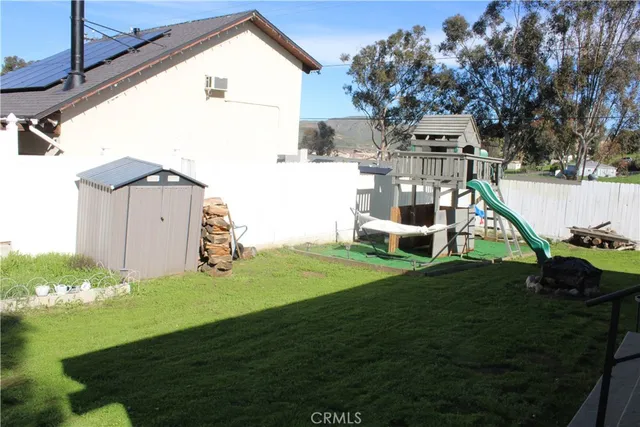 a view of backyard of the house