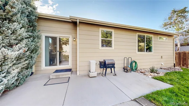 a view of a house with backyard and sitting area