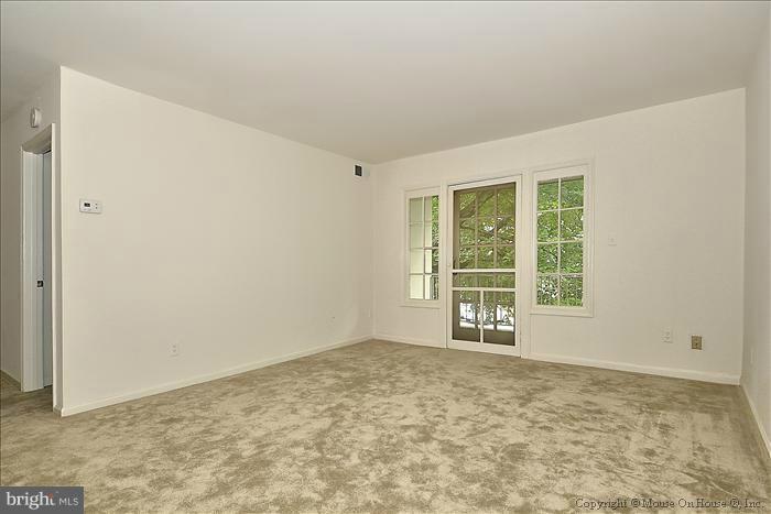 5903 Kingsford Road, Unit 379 Springfield, VA 22152 - Photo 3 of 30 Living Room
