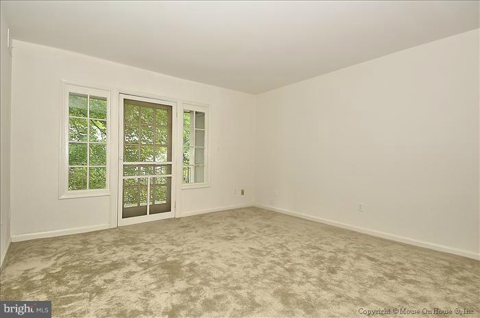 5903 Kingsford Road, Unit 379 Springfield, VA 22152 - Photo 29 of 30 Living Room