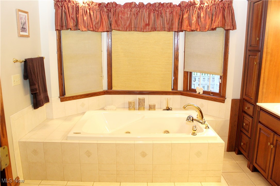 1999 Warner Road Vienna, OH 44473 - Photo 25 of 50 First Floor Bathroom with Jacuzzi Whirlpool Bathtub