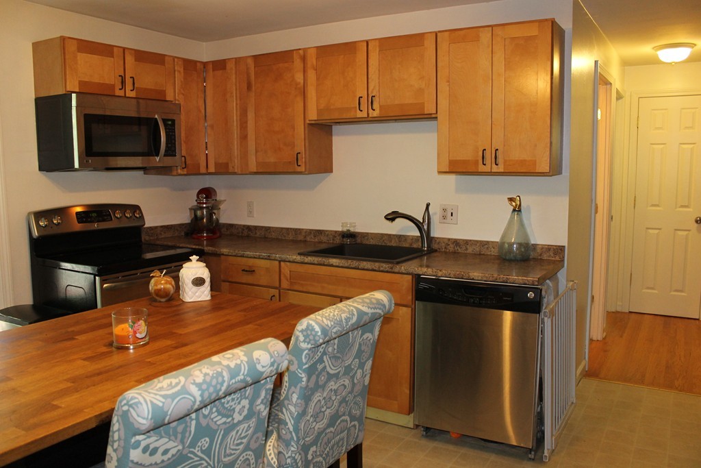 49 Arnold Road Sturbridge, MA 01518 - Photo 6 of 28