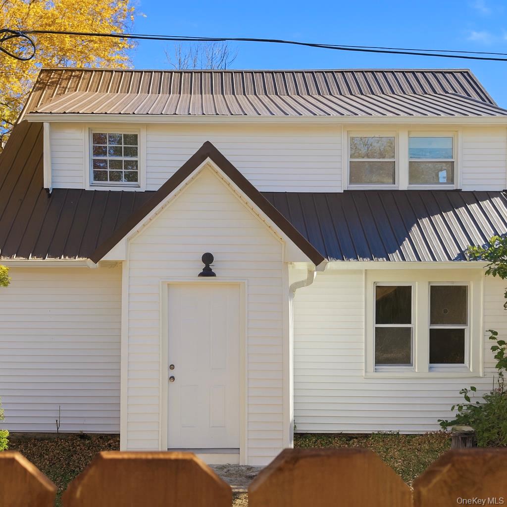 a view of a house with backyard