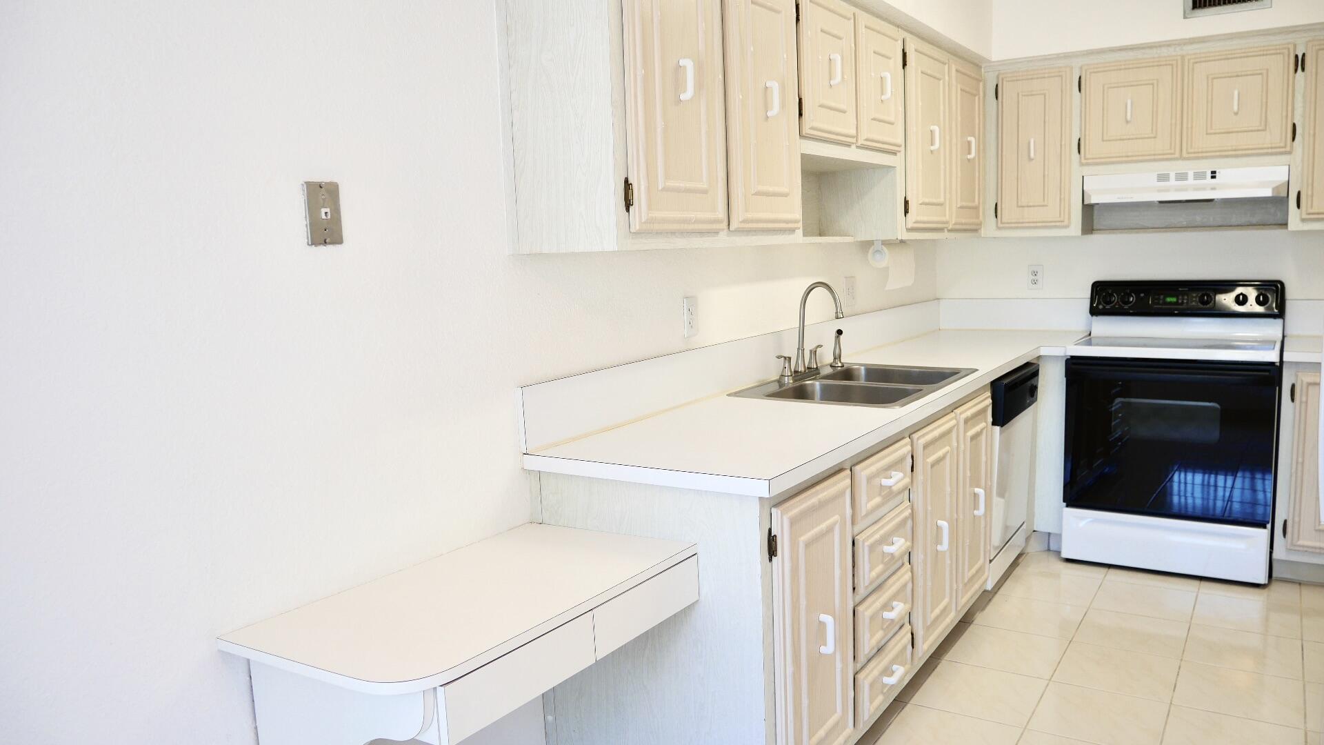 13638 Vía Flora, Unit D Delray Beach, FL 33484 - Photo 8 of 27 Kitchen left