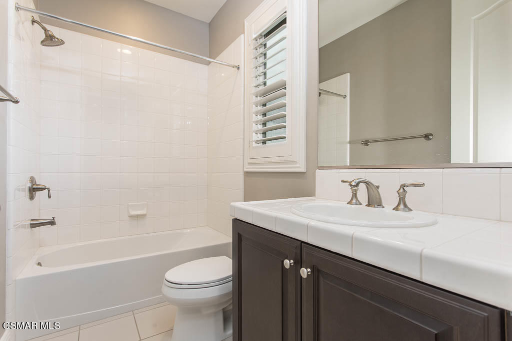 7342 Nicklaus Road Moorpark, CA 93021 - Photo 44 of 55 a bathroom with a sink a toilet and a bathtub