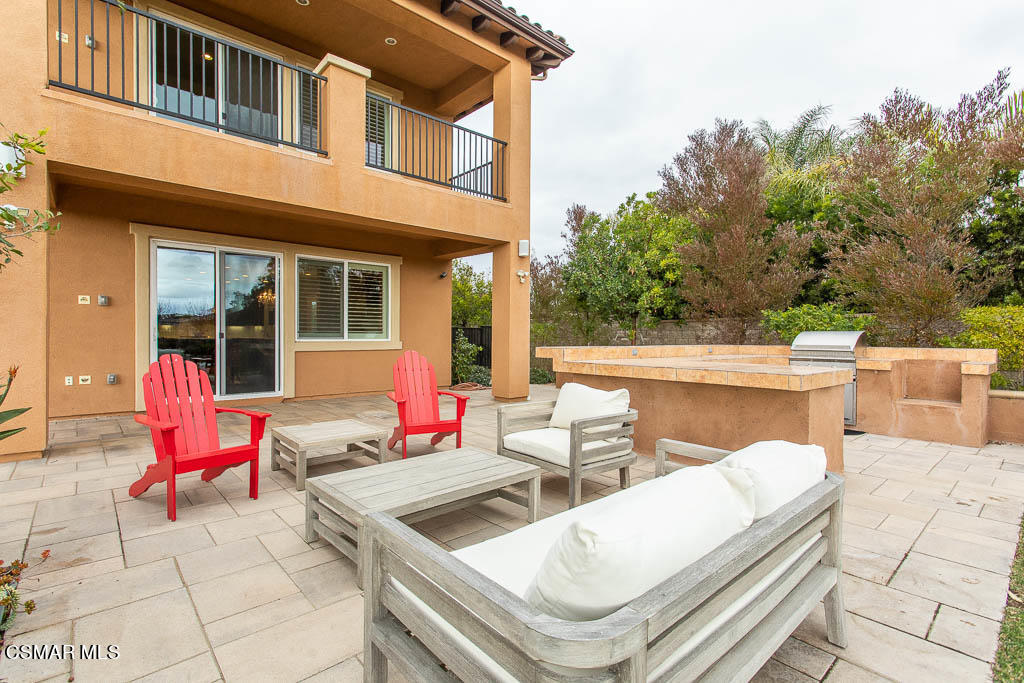 7342 Nicklaus Road Moorpark, CA 93021 - Photo 50 of 55 a view of a patio with a table and chairs