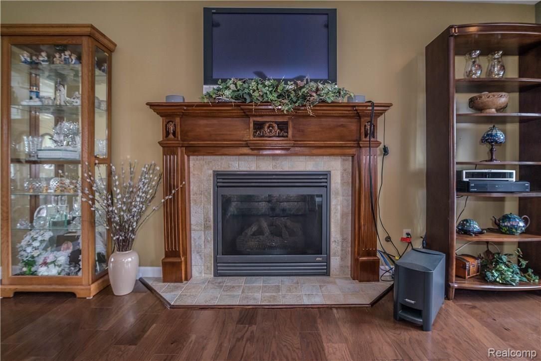 6289 Golf Club Road Howell, MI 48843 - Photo 15 of 35 15 living.jpg