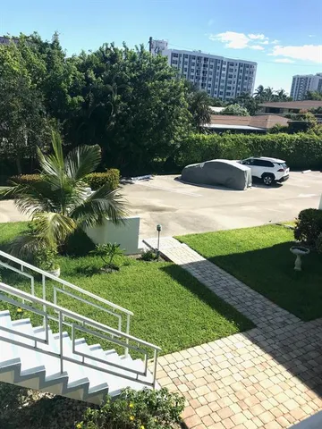 a view of a backyard