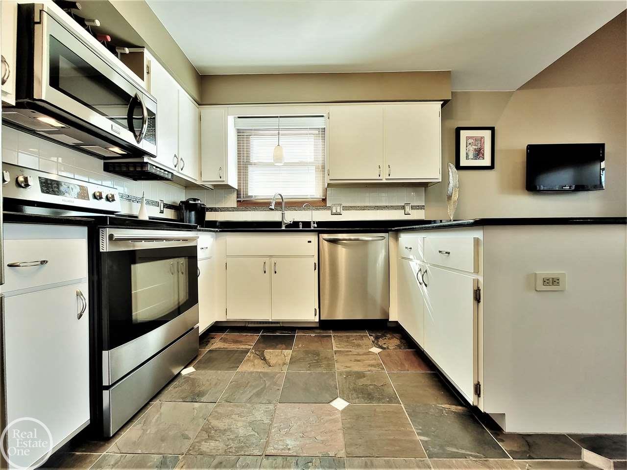 35739 Rockingham Drive New Baltimore, MI 48047 - Photo 11 of 47 50069647-10.JPG