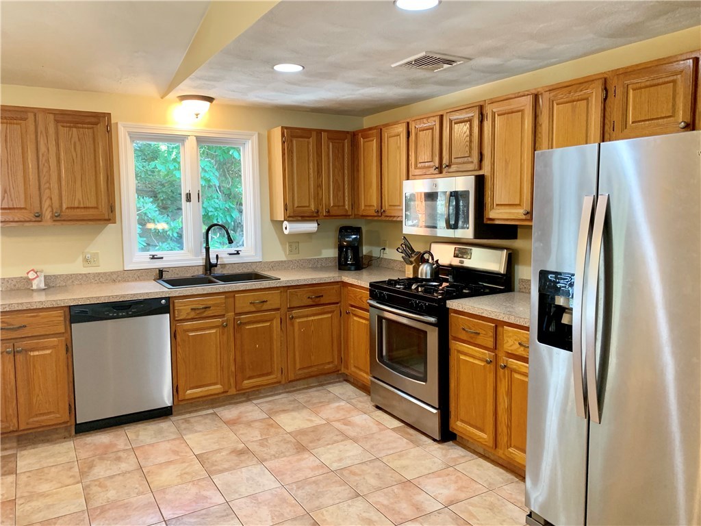 45 Ridgewood Road Cranston, RI 02921 - Photo 3 of 34 Gallery Image 3
