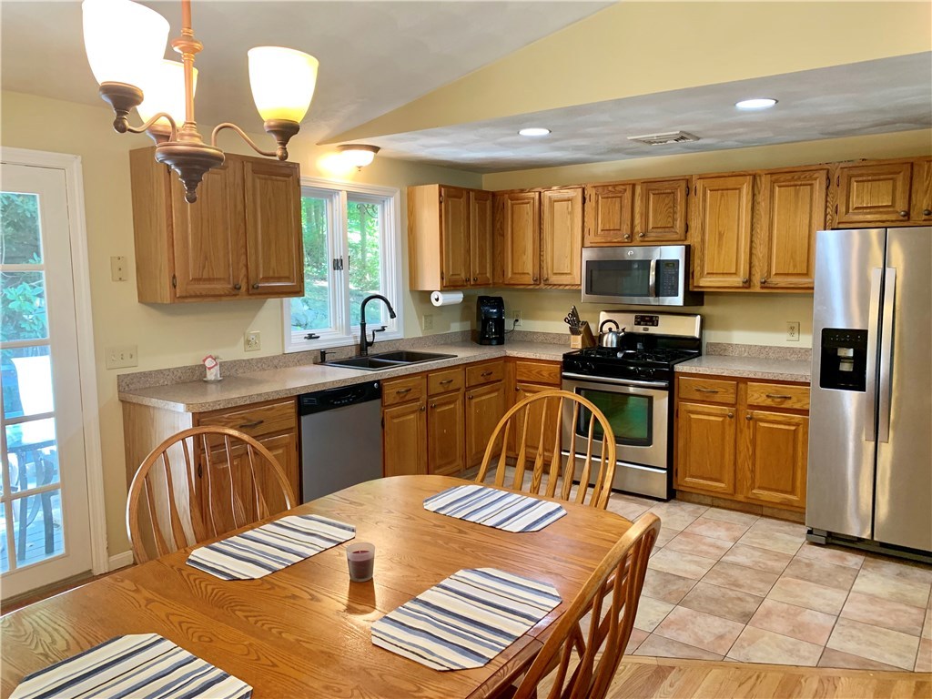 45 Ridgewood Road Cranston, RI 02921 - Photo 4 of 34 Gallery Image 4