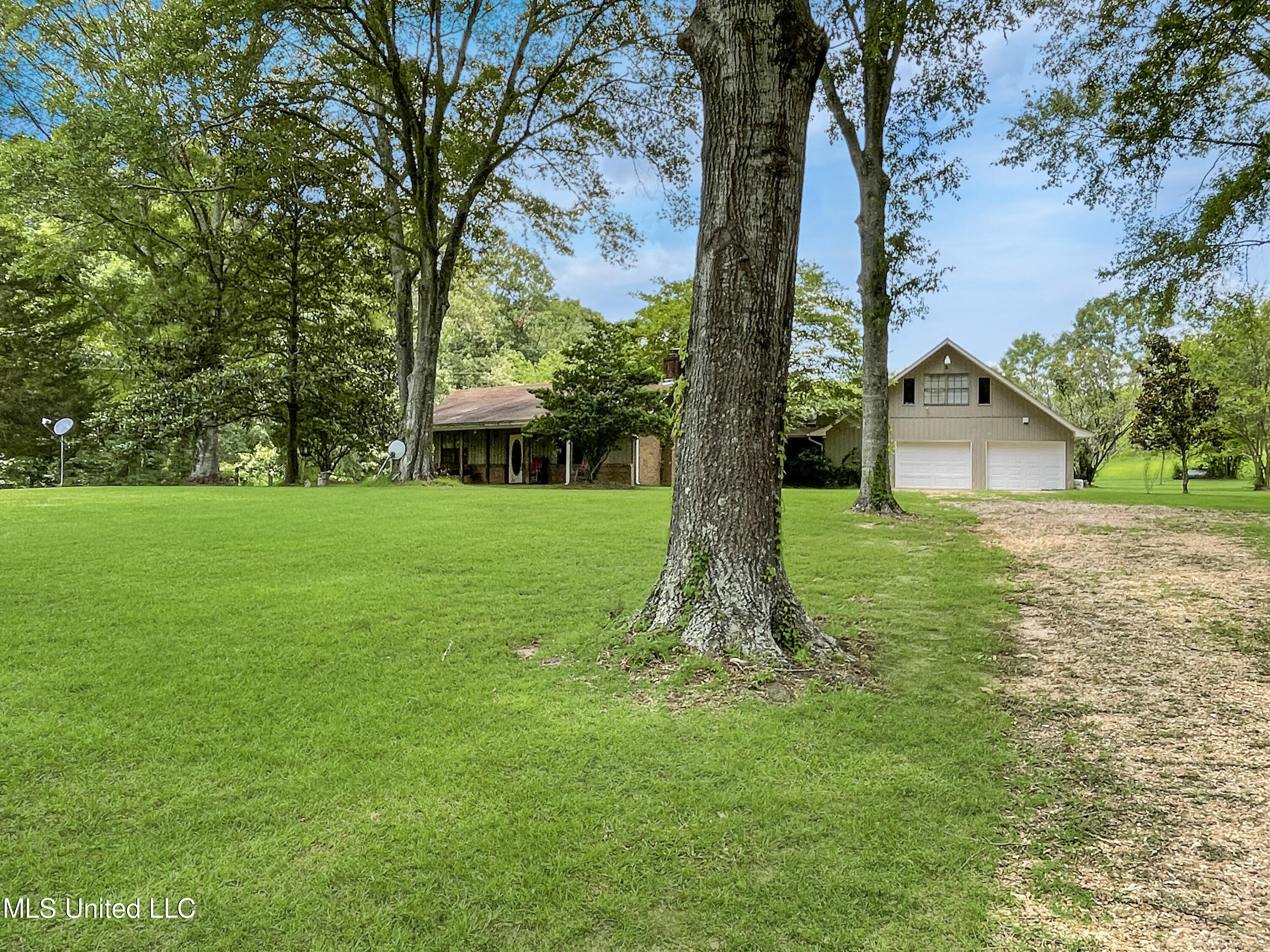 1187 County Line Road Mendenhall, MS 39114 - Photo 3 of 14 Front View from Drive