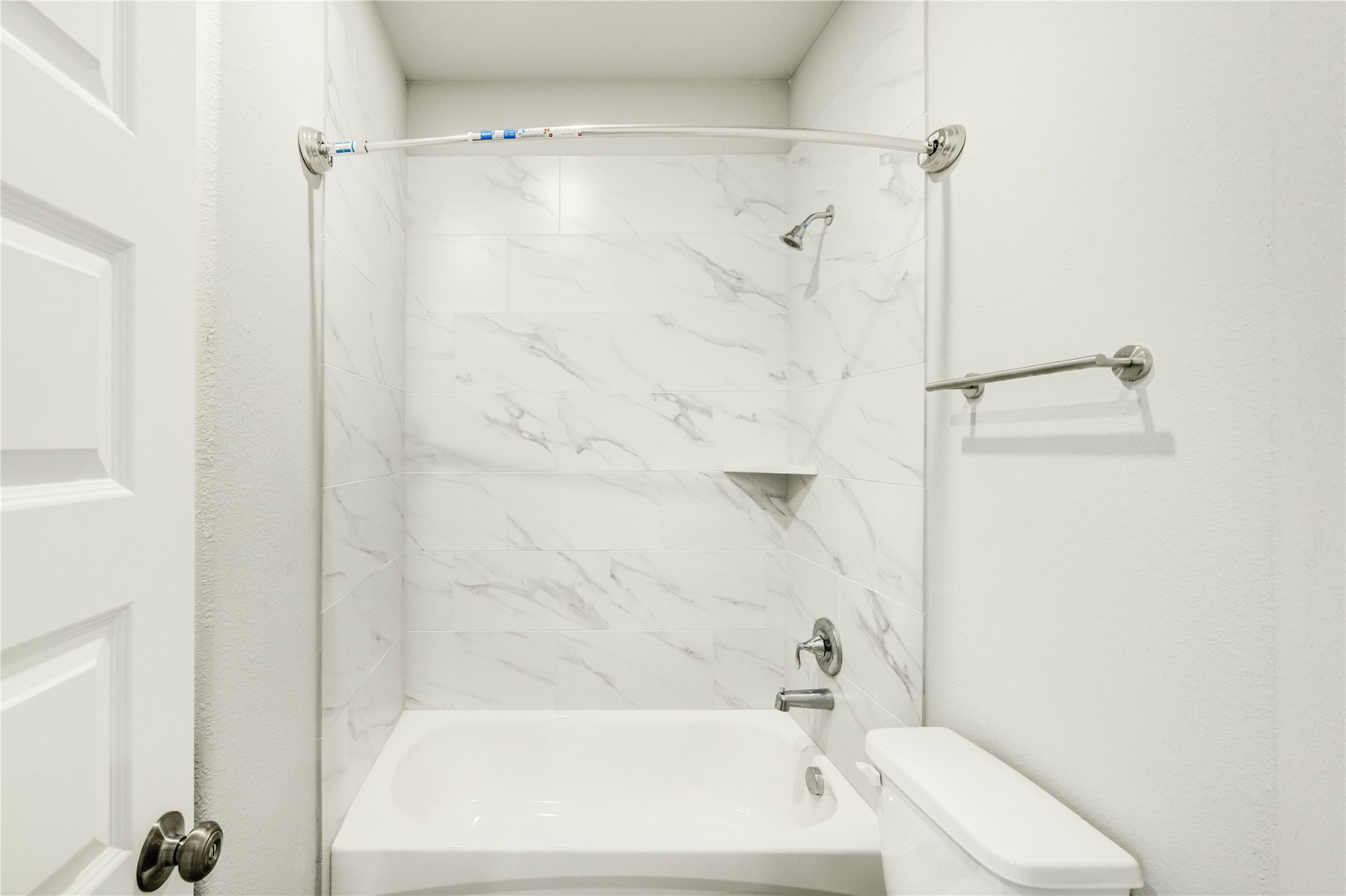 8157 Tate Street, Unit B Houston, TX 77028 - Photo 19 of 23 Upstairs Full Bathroom 2