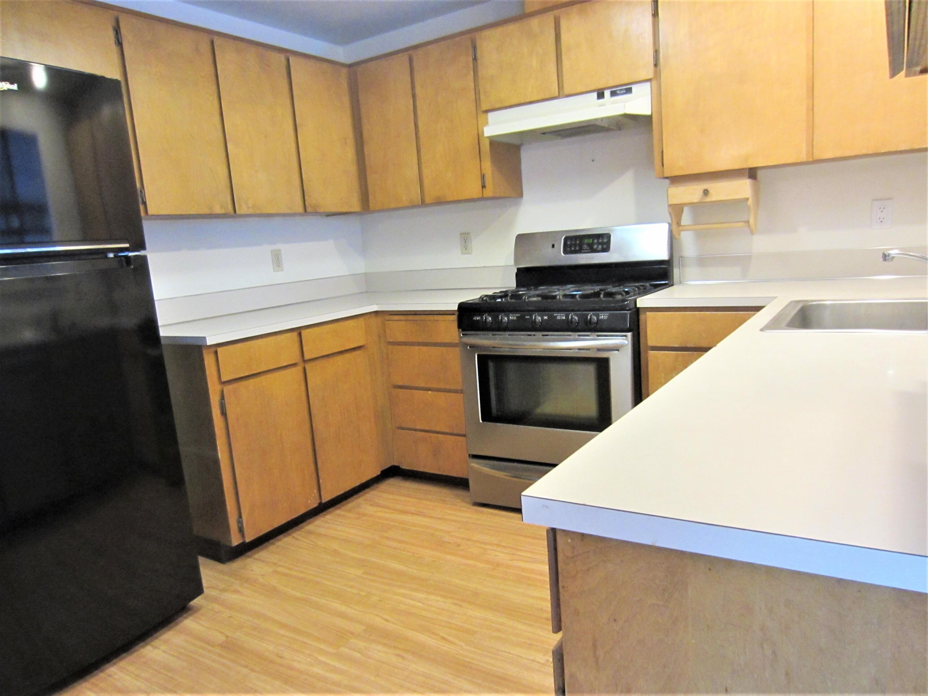 1827 Northeast Wells Acres Road Bend, OR 97701 - Photo 4 of 32 Newer SS oven