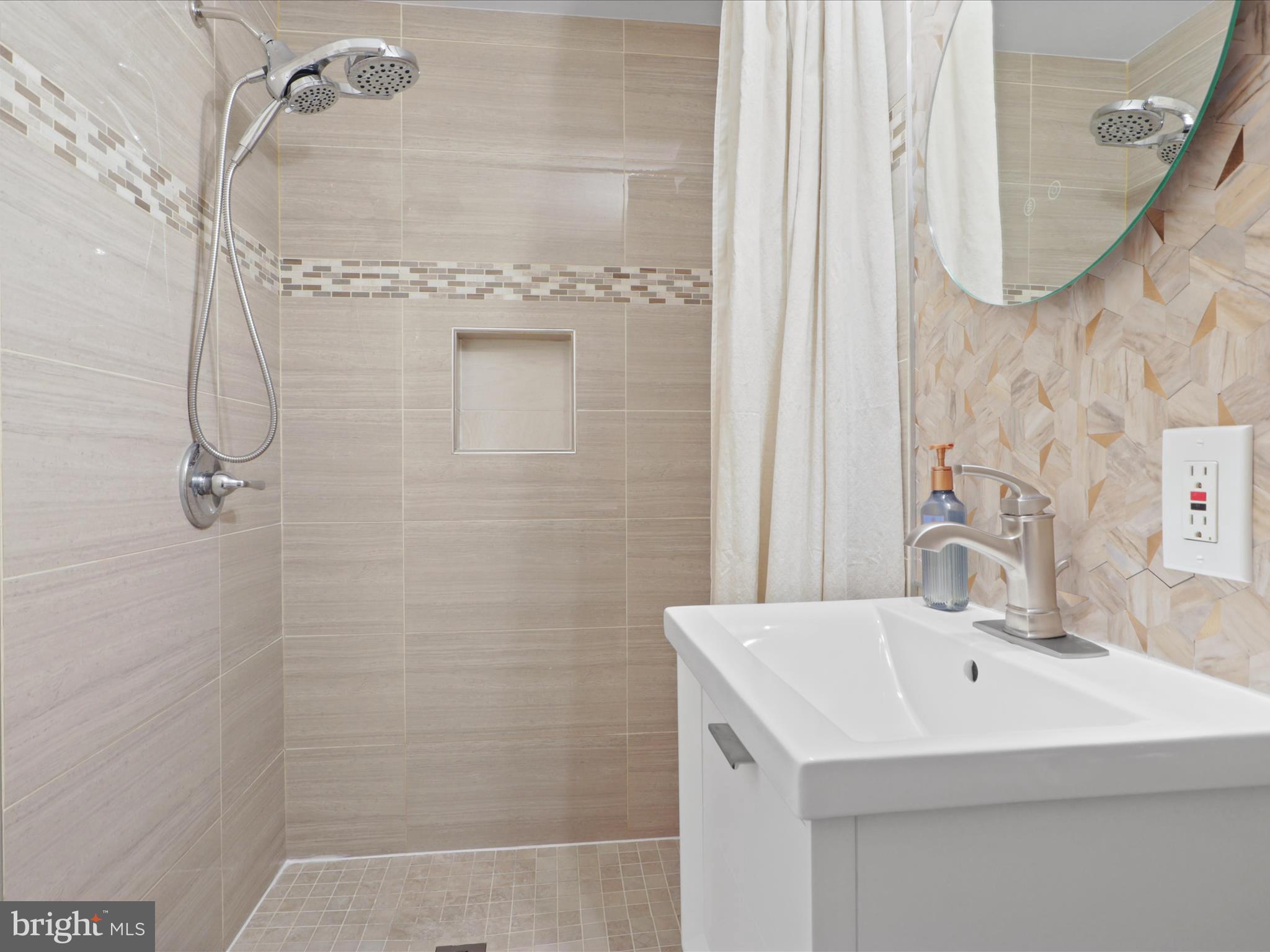 6208 Doncaster Court Springfield, VA 22150 - Photo 24 of 42 Ensuite primary bath!
