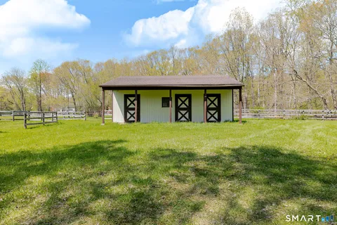 a view of backyard with garden