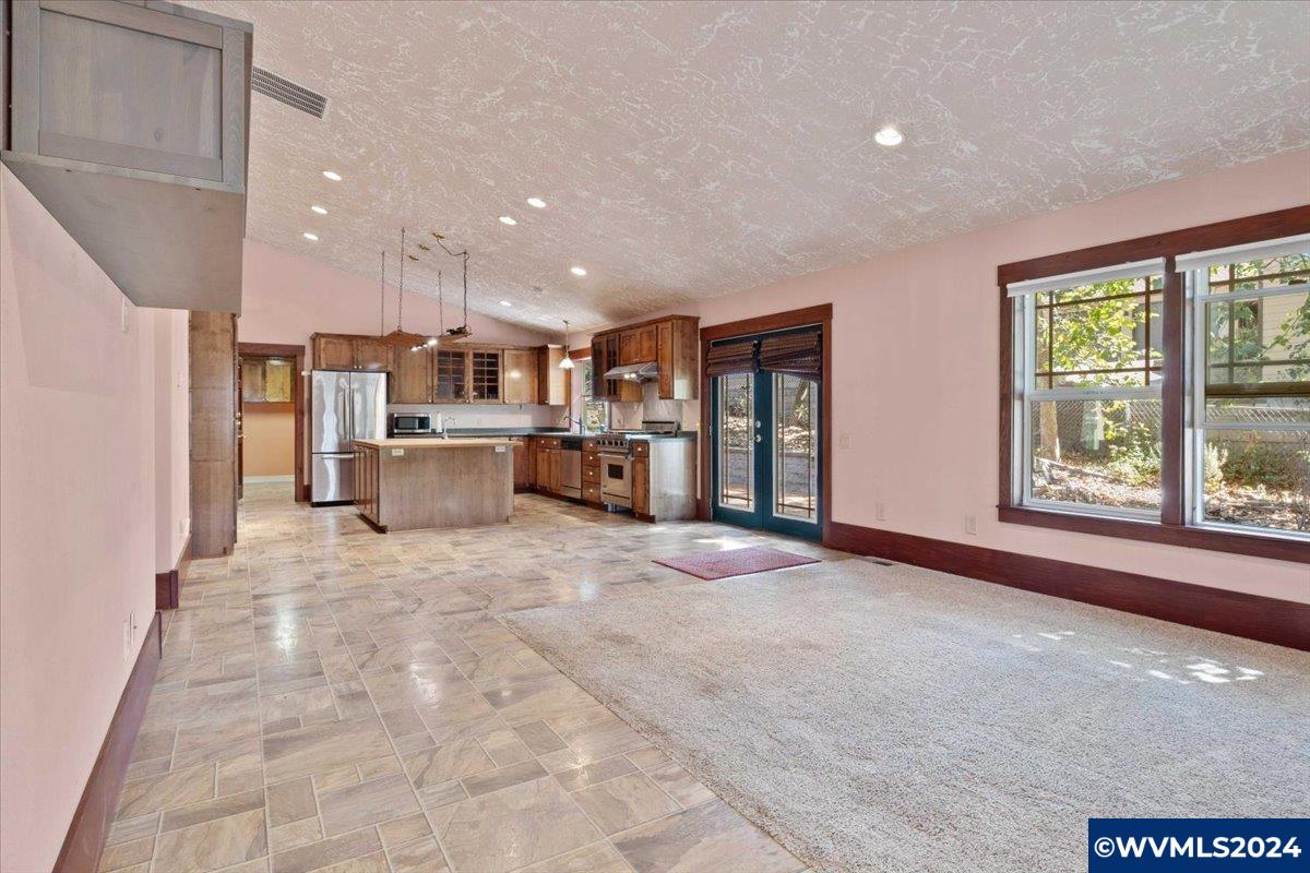 560 Southwest Hayter Street Dallas, OR 97338 - Photo 5 of 48 Gallery Image 5