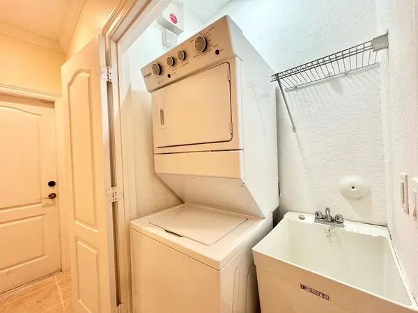 $2,850 | 531 South Federal Highway, Unit 15, Lake Worth Beach, FL 33460