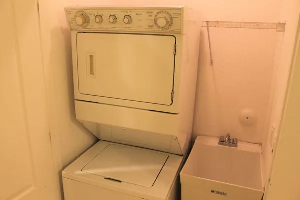 $2,850 | 531 South Federal Highway, Unit 15, Lake Worth Beach, FL 33460