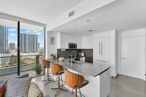 $1,300,000 | 88 Southwest 7th Street, Unit 1012, Miami, FL 33130