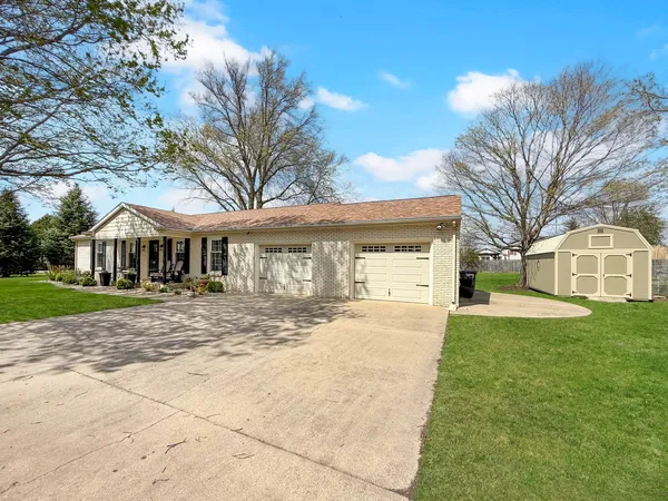$246,900 | 107 3rd Street, Broadlands, IL 61816