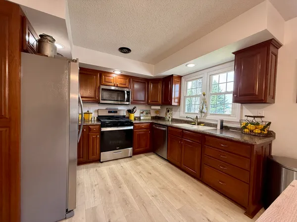 $246,900 | 107 3rd Street, Broadlands, IL 61816