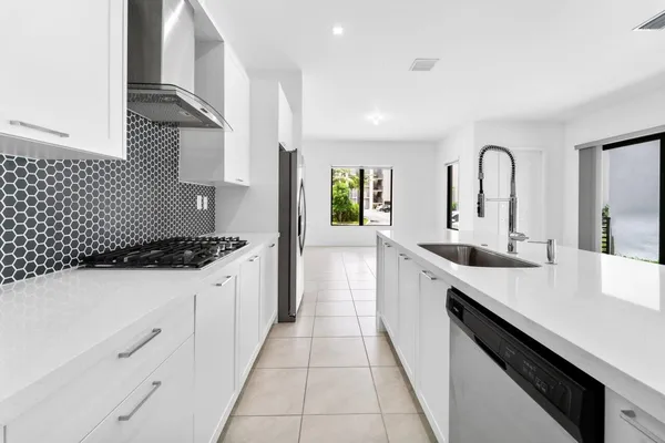 $5,300 | 8173 Northwest 42nd Street, Doral, FL 33166