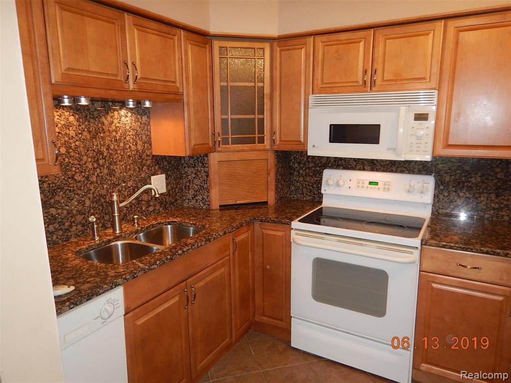 4113 Telegraph Road, Unit F107 Bloomfield Hills, MI 48302 - Photo 9 of 16