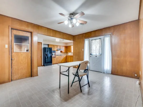 a view of a livingroom with furniture and a ceiling fan