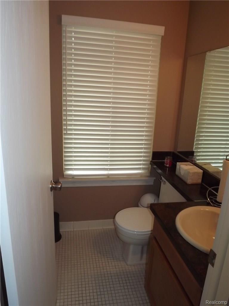 2218 Cumberland Road Rochester, MI 48307 - Photo 10 of 22 !st Floor Powder Room
