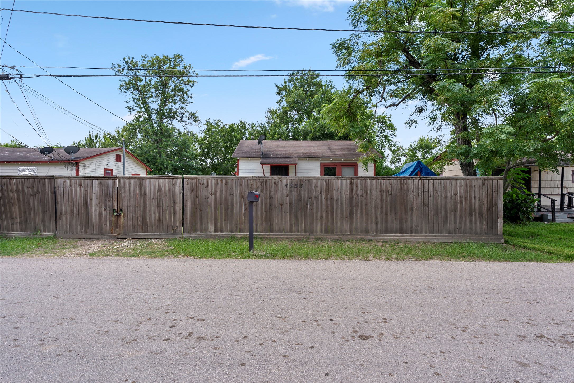 7333 Parkes Street Houston, TX 77088 - Photo 2 of 4 a view of back yard