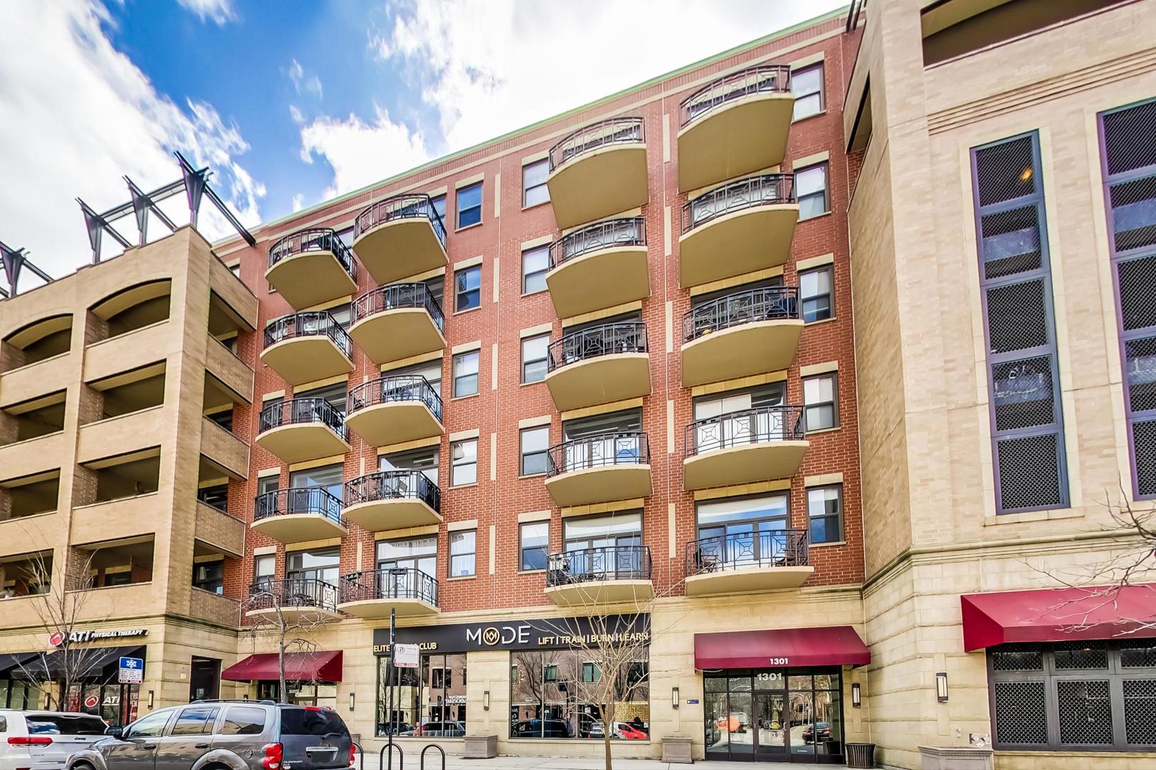 1301 West Madison Street, Unit 511 Chicago, IL 60607 - Photo 2 of 24 a front view of a building