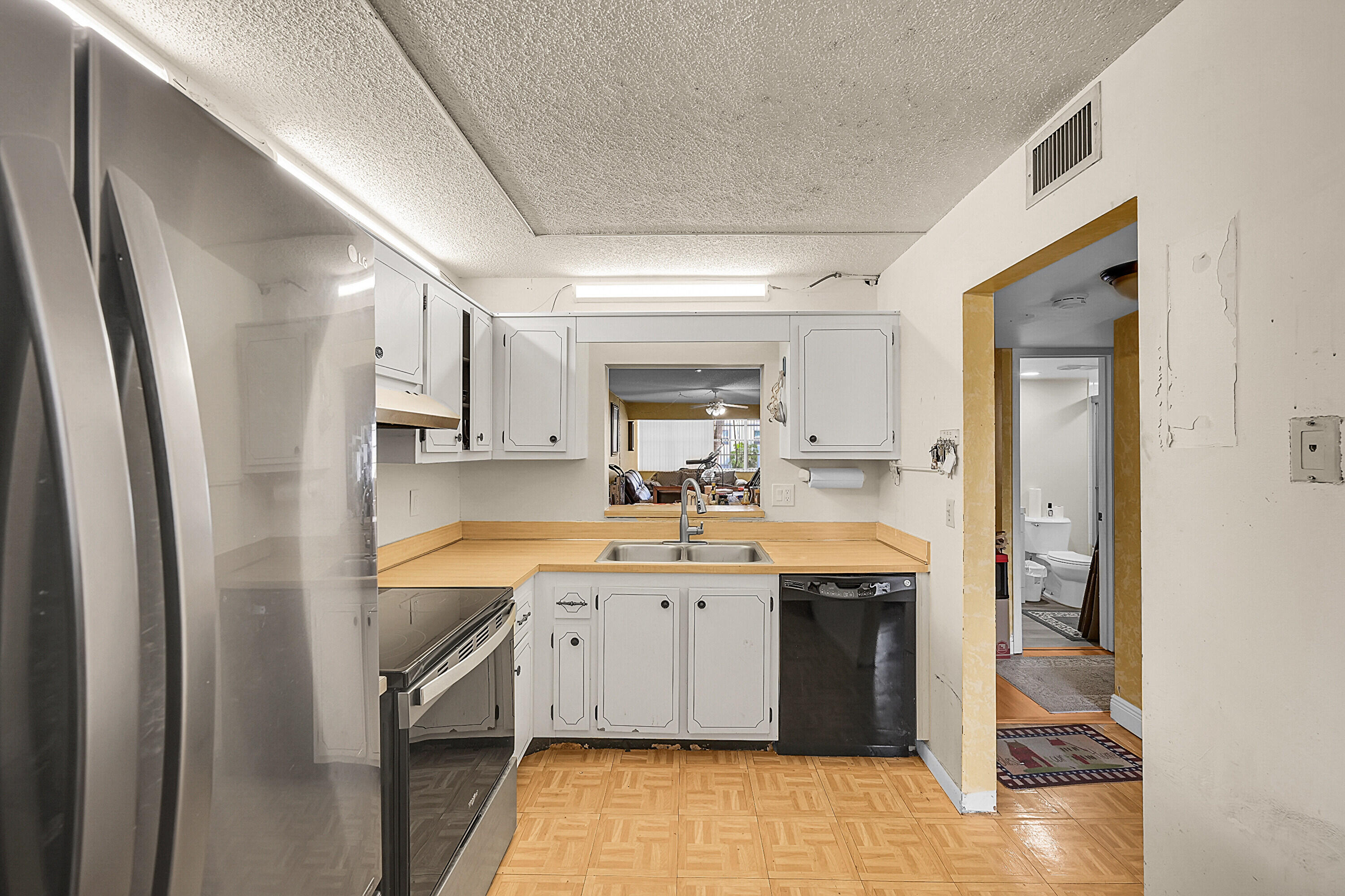 2900 Southwest 22nd Avenue, Unit 512 Delray Beach, FL 33445 - Photo 5 of 25 a kitchen with a sink stove and refrigerator