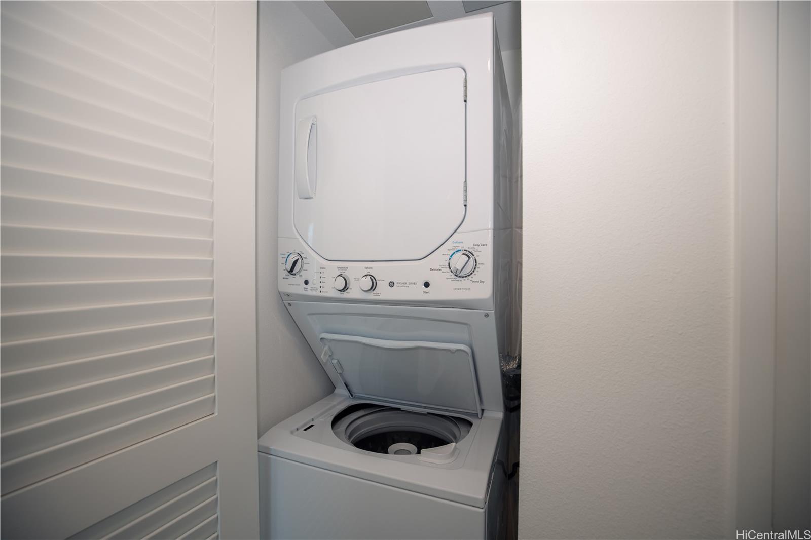 615 Keawe Street, Unit 2408 Honolulu, HI 96813 - Photo 13 of 16 a bathroom with a toilet and a sink