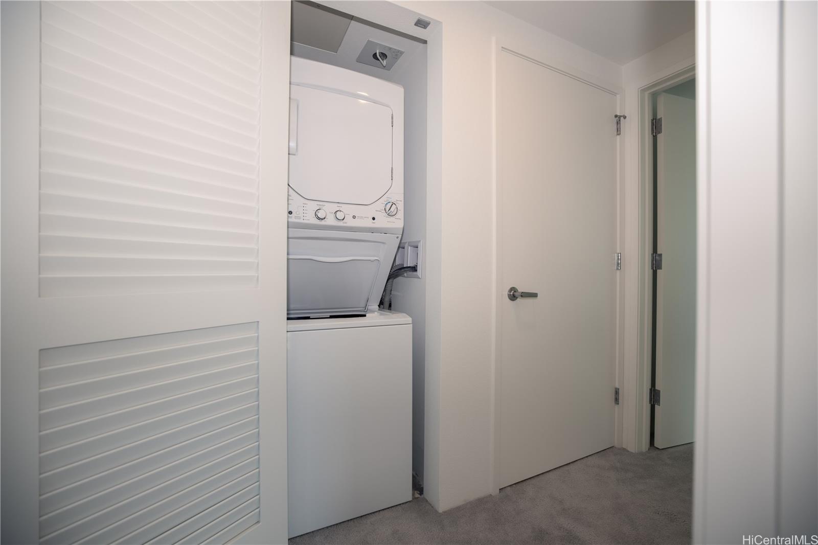 615 Keawe Street, Unit 2408 Honolulu, HI 96813 - Photo 14 of 16 a utility room with dryer and washer