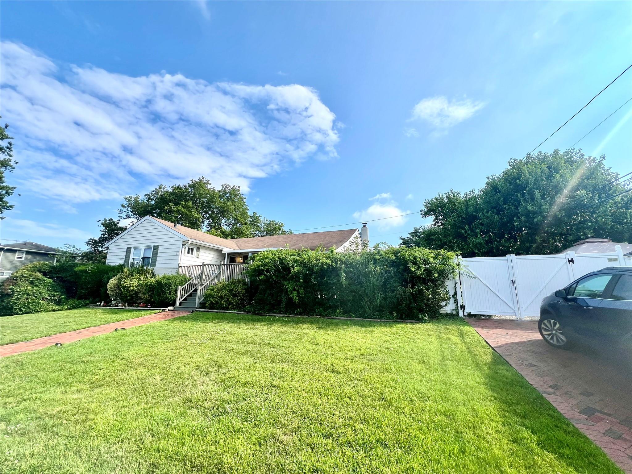 a view of a back yard