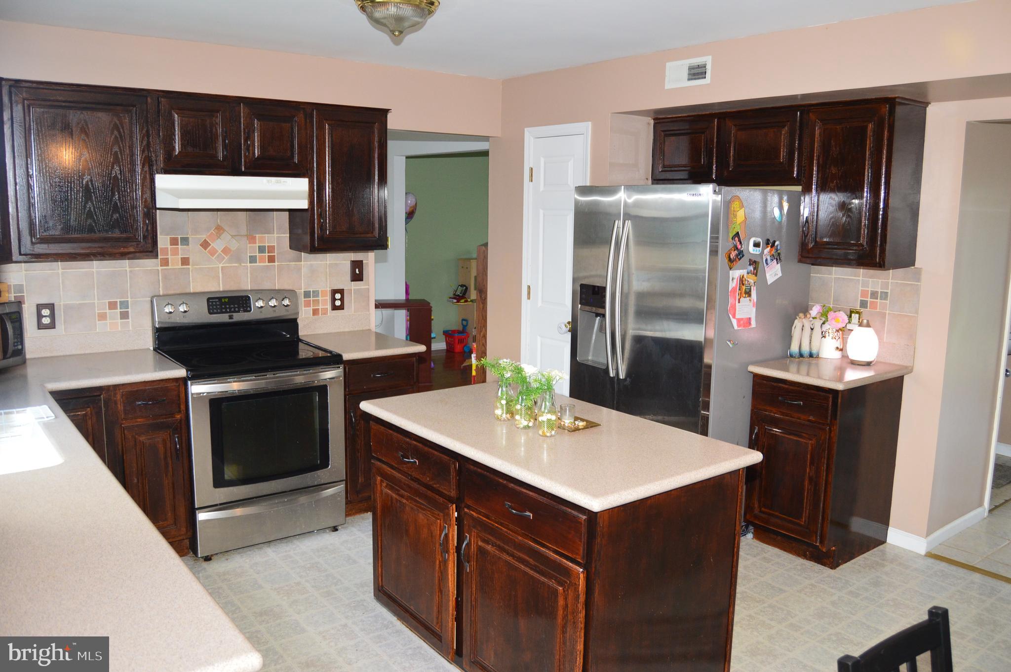 4530 Hillside Road Reading, PA 19606 - Photo 4 of 25 Kitchen