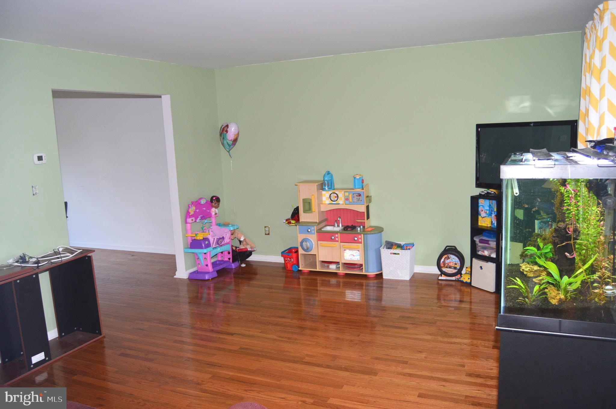 4530 Hillside Road Reading, PA 19606 - Photo 7 of 25 Living Room