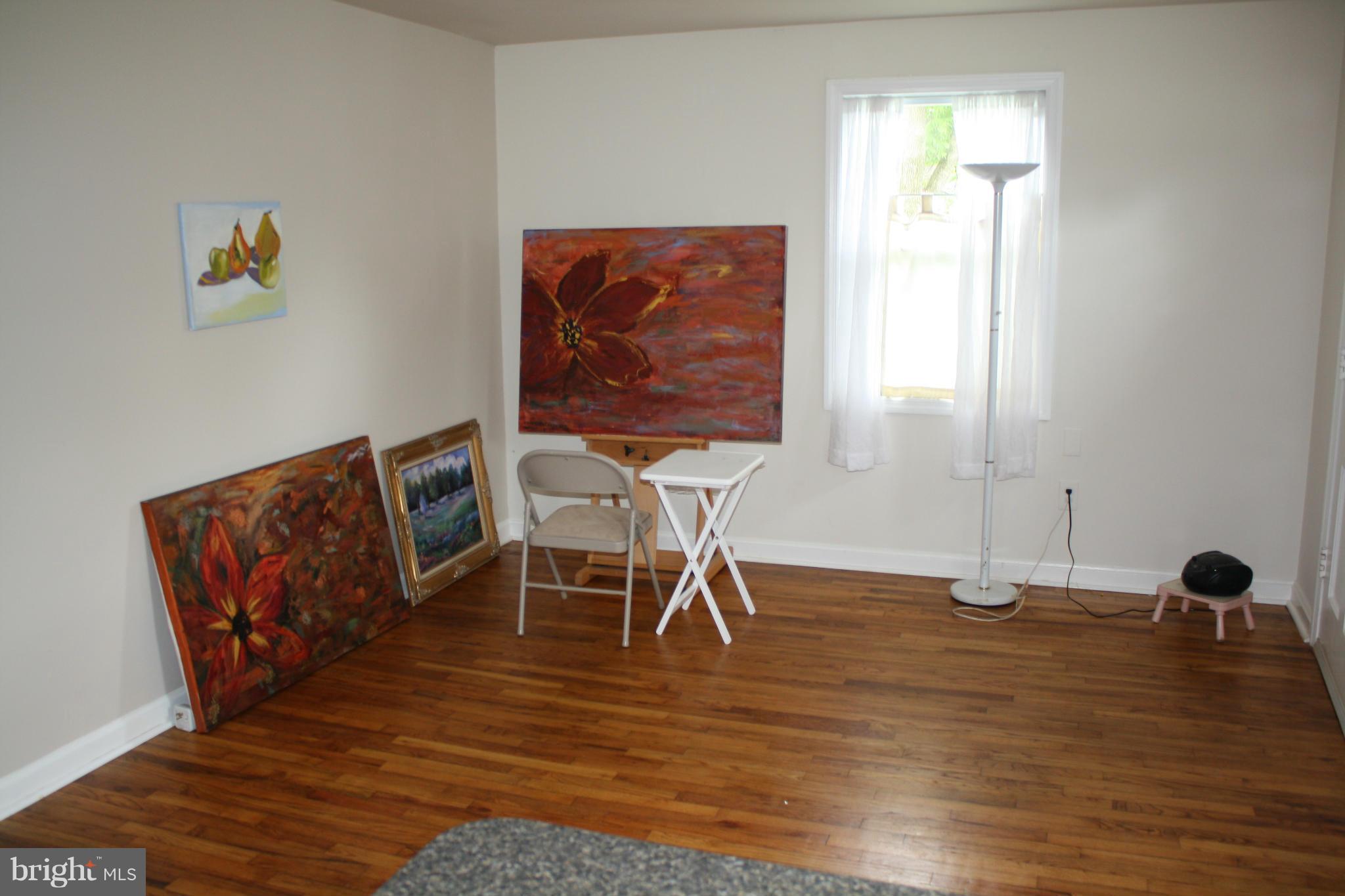 504 Pinewood Road Rockville, MD 20850 - Photo 2 of 10 Living Room
