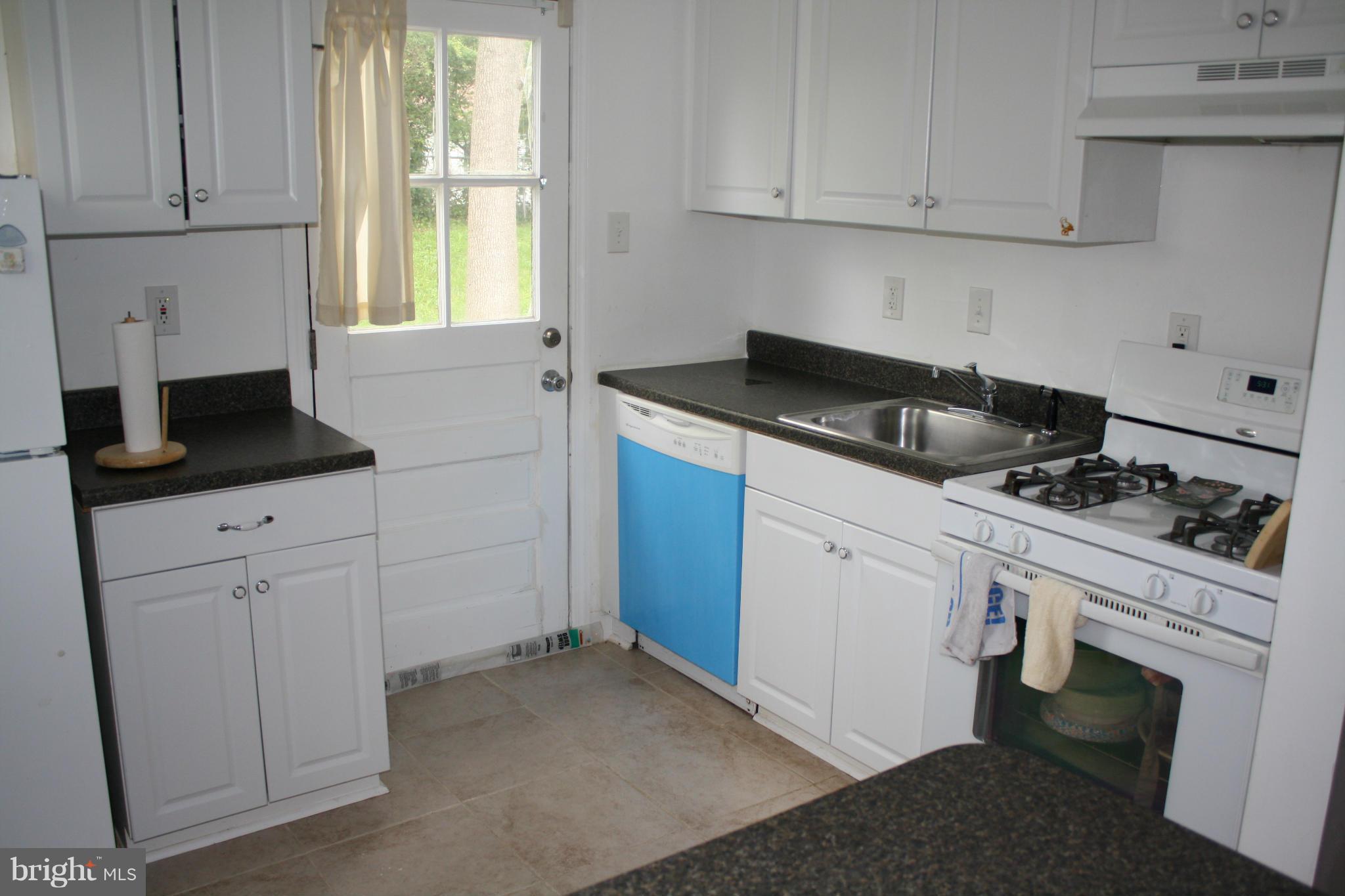 504 Pinewood Road Rockville, MD 20850 - Photo 3 of 10 Kitchen