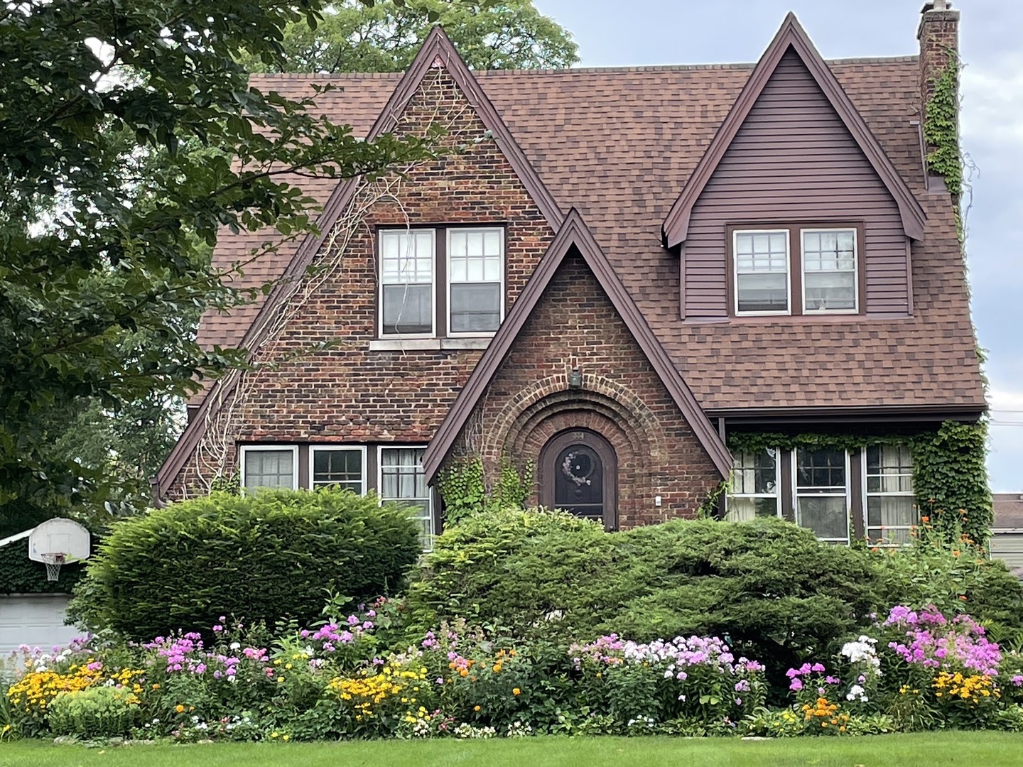 334 Northwood Road Riverside, IL 60546 - Photo 1 of 1 a house view with a garden