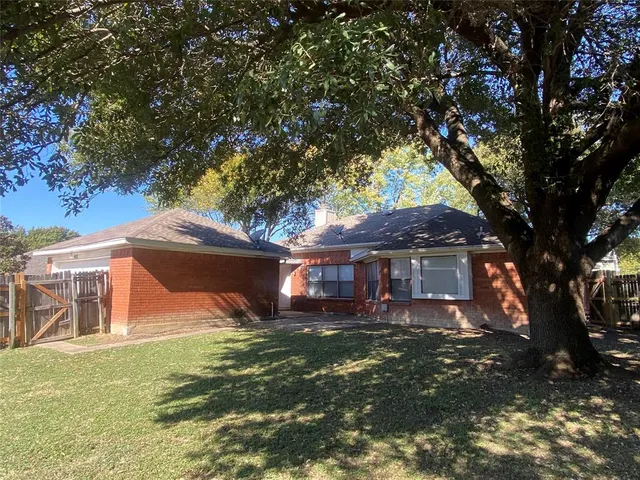 a view of house with a yard