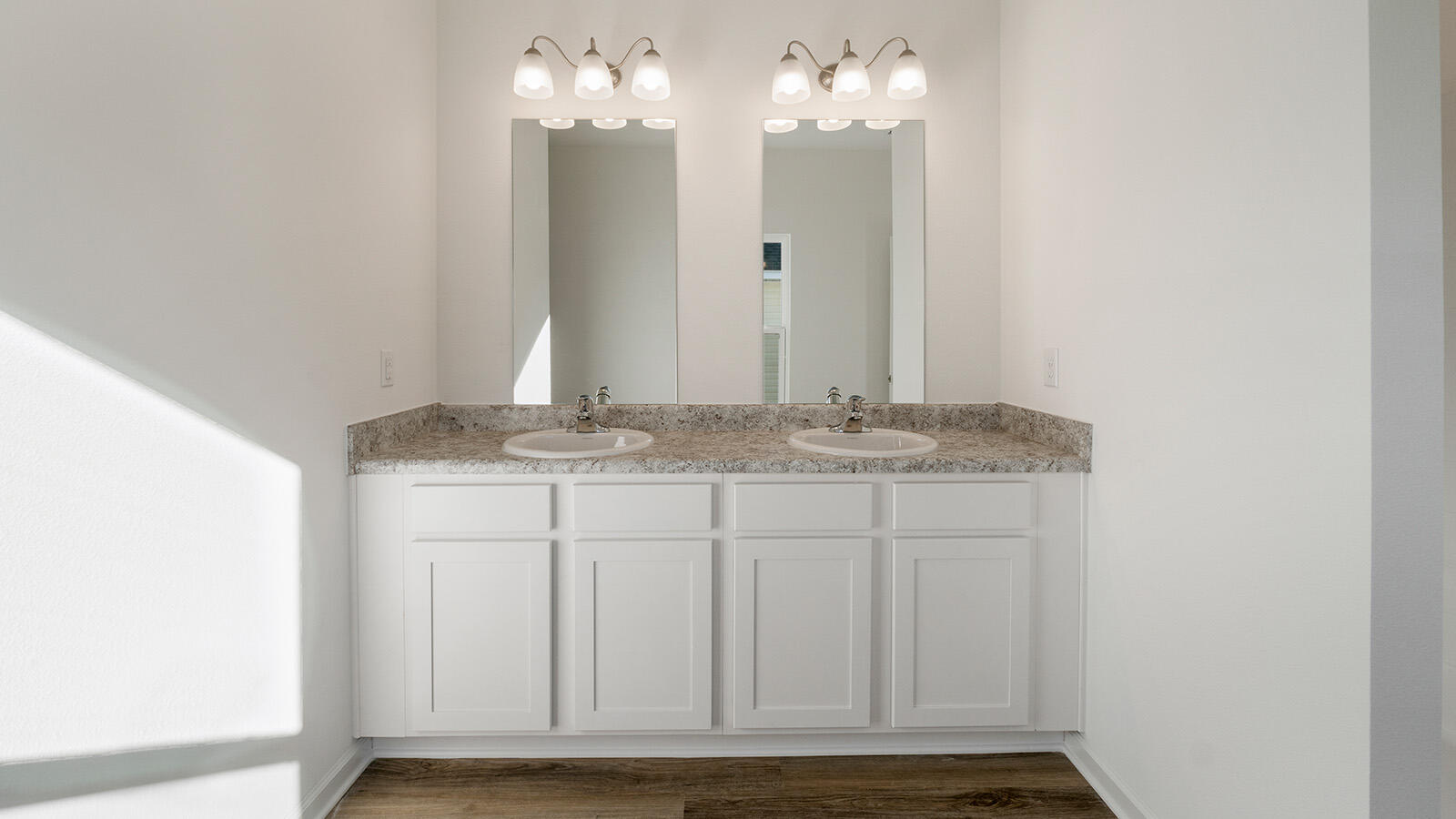 27 Bluebeech Street Freeport, FL 32439 - Photo 11 of 38 27_Bluebeech_Street_10_Primary_Bathroom