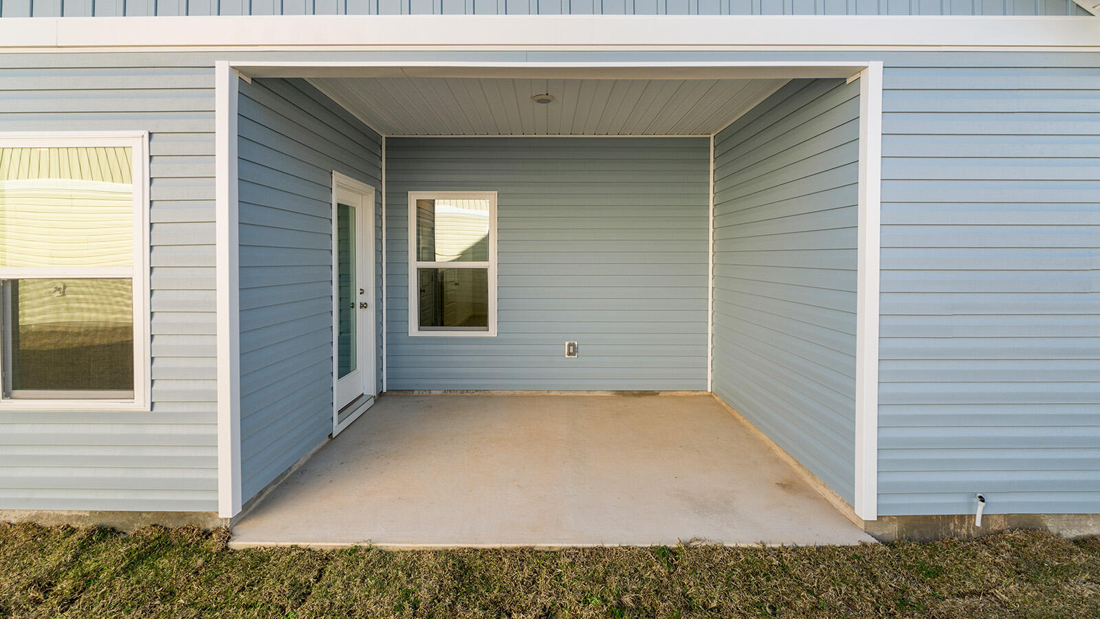 27 Bluebeech Street Freeport, FL 32439 - Photo 15 of 38 27_Bluebeech_Street_14_Back_Patio