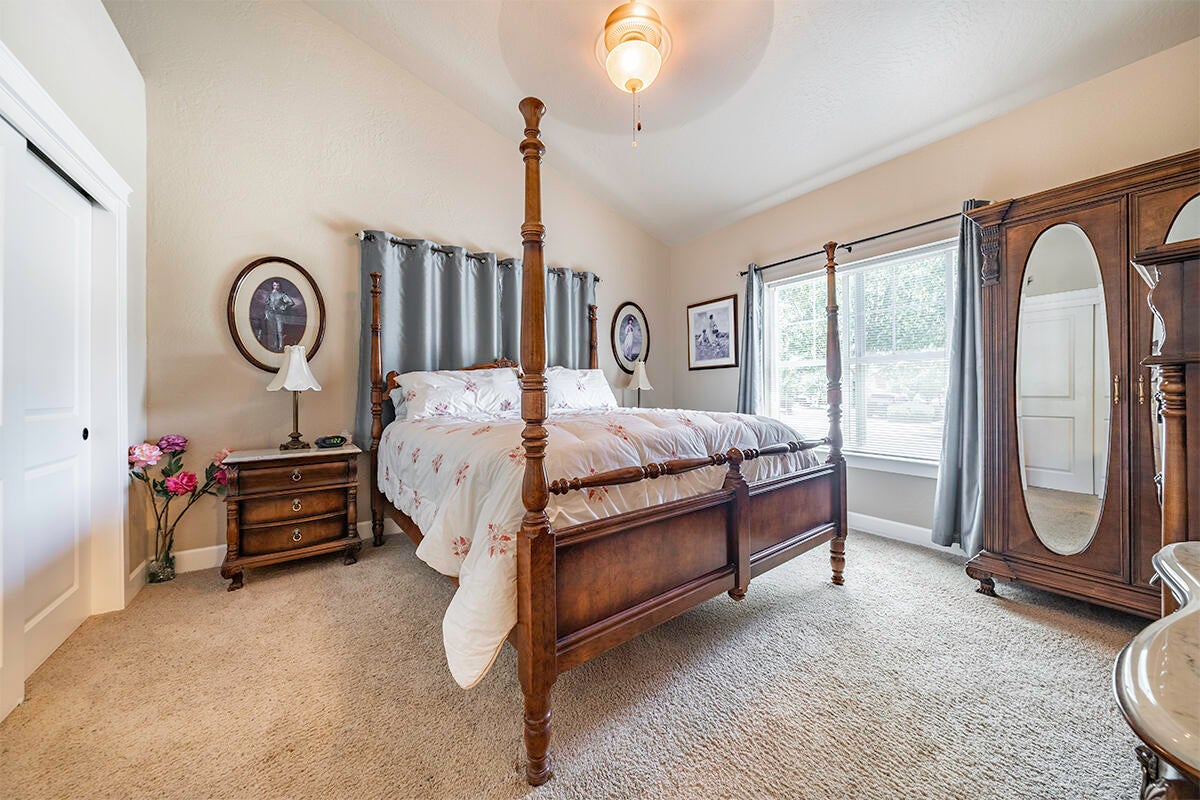 3627 Harbrooke Road Medford, OR 97504 - Photo 4 of 23 DSC09433