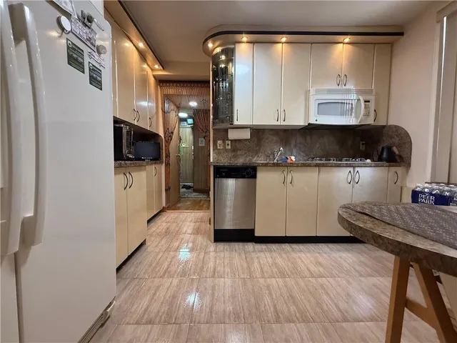 $365,000 | 2400 East 3rd Street, Unit 515 | South Marlboro