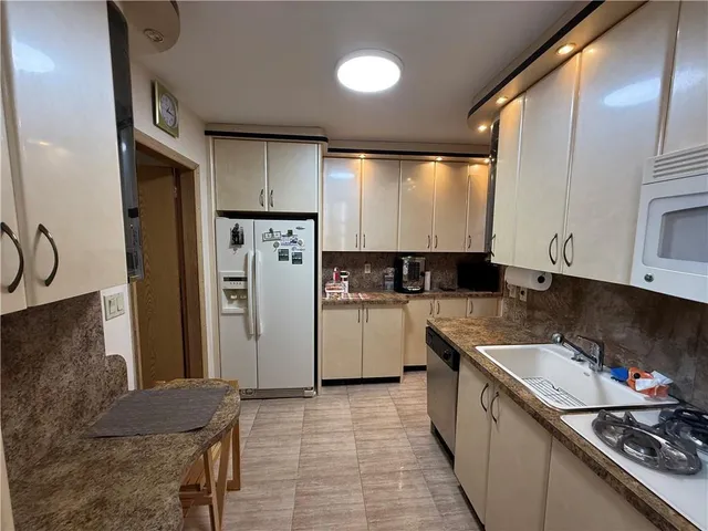 $365,000 | 2400 East 3rd Street, Unit 515 | South Marlboro