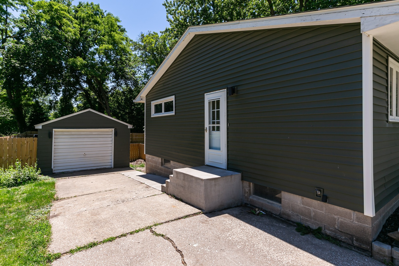 226 33rd Avenue Moline, IL 61265 - Photo 4 of 34