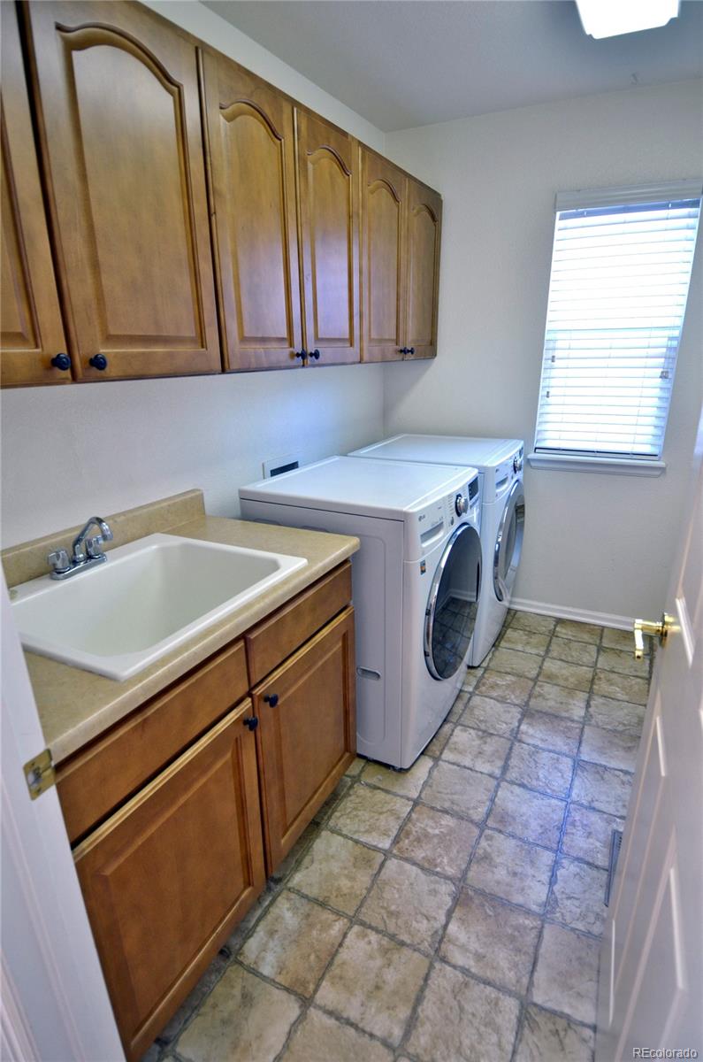 10699 Wynspire Way Highlands Ranch, CO 80130 - Photo 18 of 40 a utility room with dryer and washer